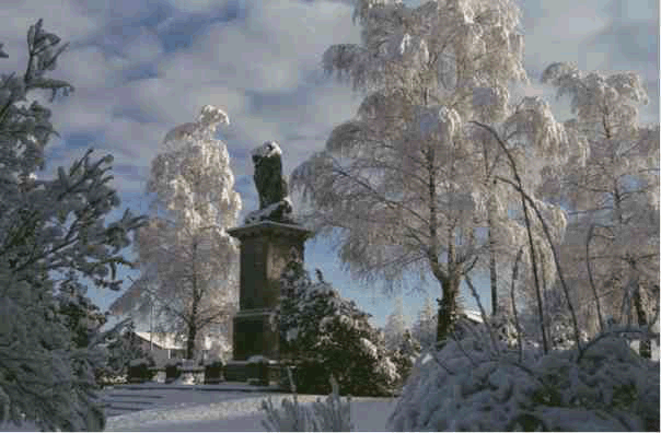 Löwendenkmal in Waakirchen im Winter