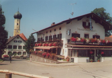 Gasthof "Blauer Bock" mit Blick auf Kirche